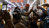 FOTO: Pegulat Meksiko Razia Warga Tak Pakai Masker Sekelompok pegulat gaya bebas lucha libre Meksiko mengampiri pasar grosir makanan terbesar untuk merazia warga yang keluar rumah tidak memakai masker.