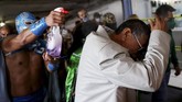 FOTO: Pegulat Meksiko Razia Warga Tak Pakai Masker Sekelompok pegulat gaya bebas lucha libre Meksiko mengampiri pasar grosir makanan terbesar untuk merazia warga yang keluar rumah tidak memakai masker.