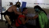 FOTO: Pegulat Meksiko Razia Warga Tak Pakai Masker Sekelompok pegulat gaya bebas lucha libre Meksiko mengampiri pasar grosir makanan terbesar untuk merazia warga yang keluar rumah tidak memakai masker.