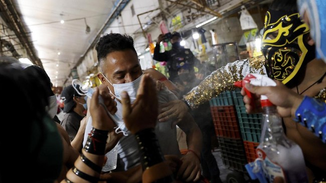 FOTO: Pegulat Meksiko Razia Warga Tak Pakai Masker