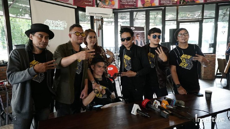 Penampakan Group Band El Kasih Reborn Saat Rilis Lagu Baru Kabar bahagia datang dari group band El Kasih Reborn yang telah merilis sebuah lagu berjudul 'Muntaber'. Berikut foto-fotonya!