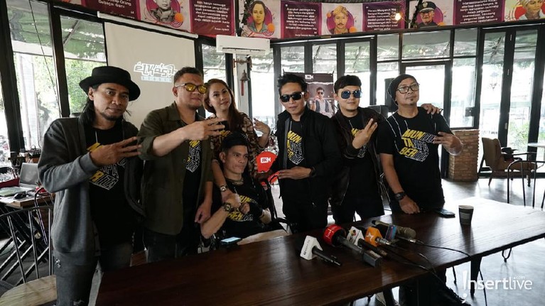 Kabar bahagia datang dari group band El Kasih Reborn yang telah merilis sebuah lagu berjudul 'Muntaber'. Berikut foto-fotonya!