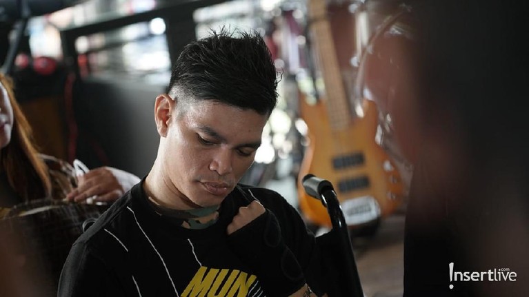 Penampakan Group Band El Kasih Reborn Saat Rilis Lagu Baru Kabar bahagia datang dari group band El Kasih Reborn yang telah merilis sebuah lagu berjudul 'Muntaber'. Berikut foto-fotonya!