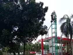 Pria Panjat Tiang Reklame di Tangsel, Polisi: Merasa Dikejar-kejar Orang