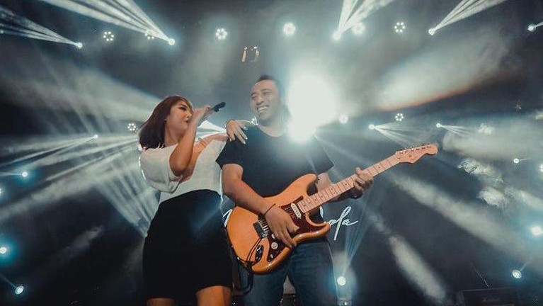 Potret Kemesraan Marion Jola dan Kekasih Barunya Marion Jola dan kekasih barunya, Dennis Talakua mulai menunjukkan kemesraannya didepan publik. Berikut foto-fotonya!