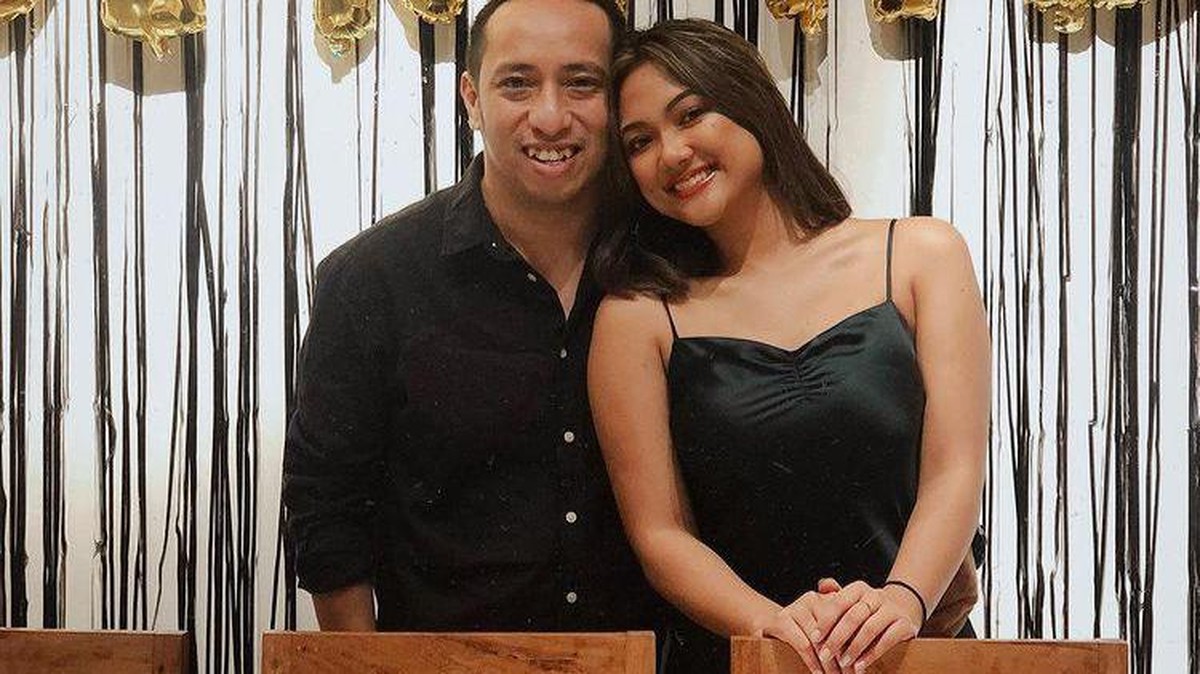 Marion Jola dan kekasih barunya&comma; Dennis Talakua mulai menunjukkan kemesraannya didepan publik&period; Berikut foto-fotonya&excl;