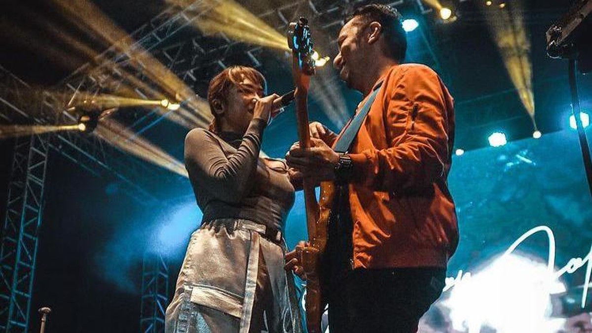 Marion Jola dan kekasih barunya&comma; Dennis Talakua mulai menunjukkan kemesraannya didepan publik&period; Berikut foto-fotonya&excl;