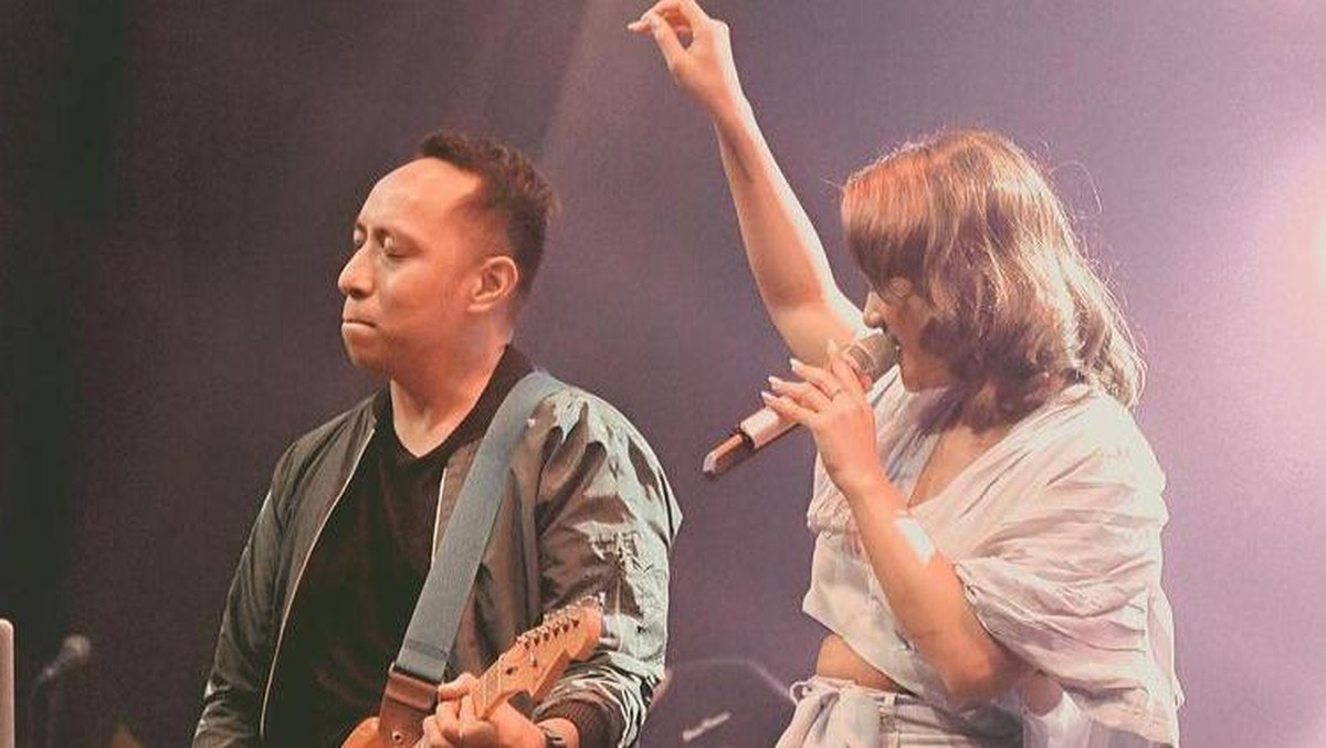 Marion Jola dan kekasih barunya&comma; Dennis Talakua mulai menunjukkan kemesraannya didepan publik&period; Berikut foto-fotonya&excl;