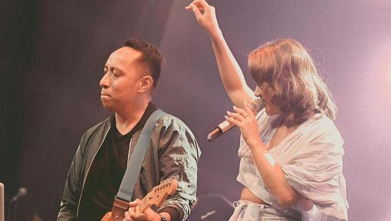 Potret Kemesraan Marion Jola dan Kekasih Barunya Marion Jola dan kekasih barunya, Dennis Talakua mulai menunjukkan kemesraannya didepan publik. Berikut foto-fotonya!