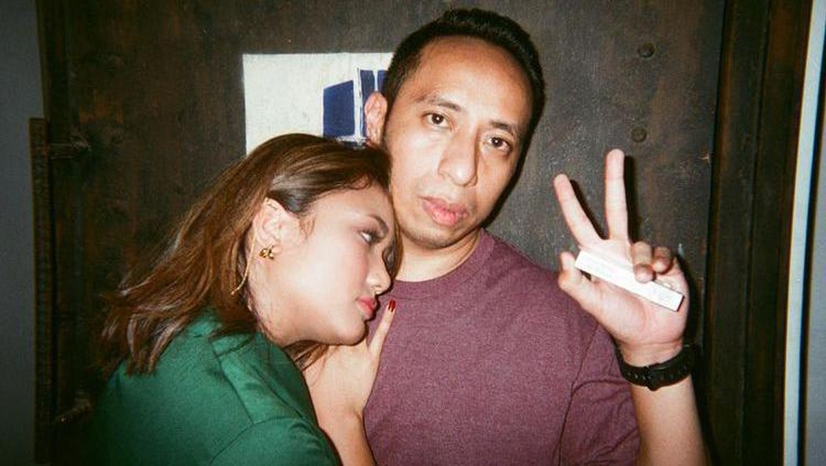 Marion Jola dan kekasih barunya&comma; Dennis Talakua mulai menunjukkan kemesraannya didepan publik&period; Berikut foto-fotonya&excl;