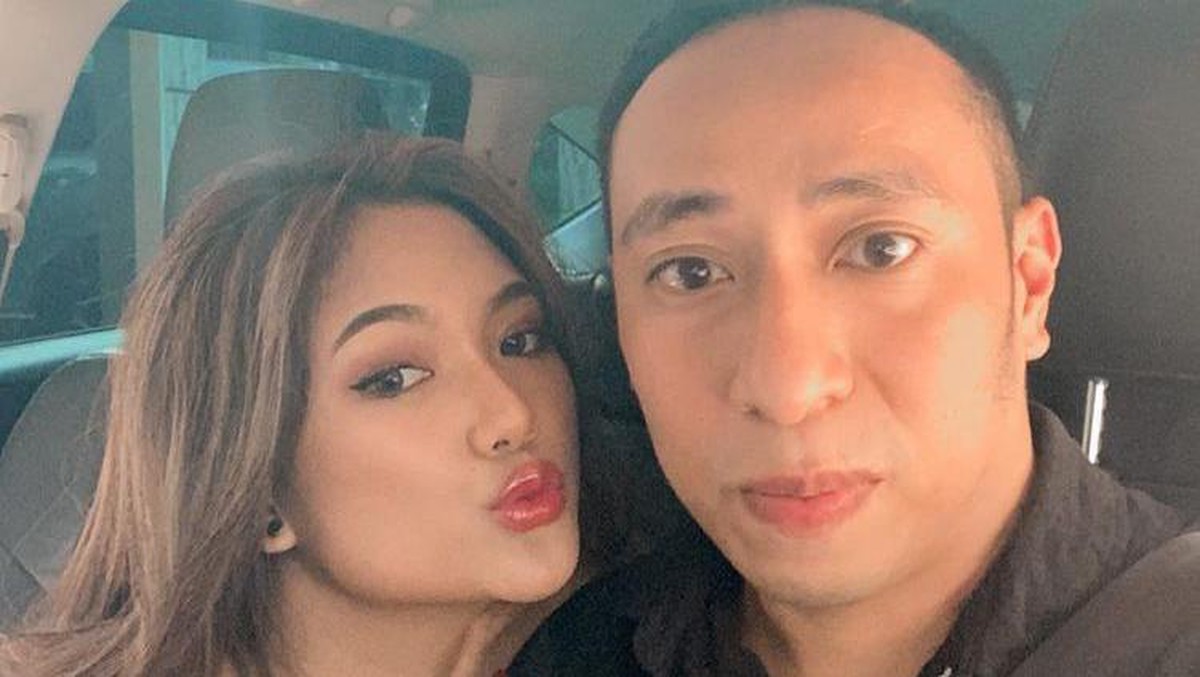 Marion Jola dan kekasih barunya&comma; Dennis Talakua mulai menunjukkan kemesraannya didepan publik&period; Berikut foto-fotonya&excl;