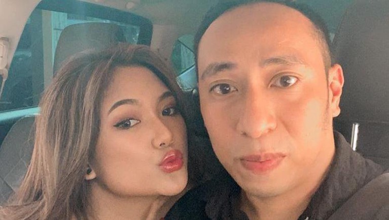 Potret Kemesraan Marion Jola dan Kekasih Barunya Marion Jola dan kekasih barunya, Dennis Talakua mulai menunjukkan kemesraannya didepan publik. Berikut foto-fotonya!