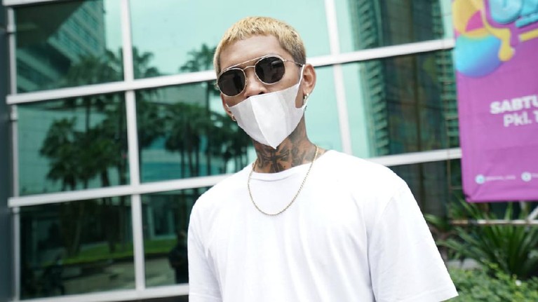 Potret Young Lex Saat di Wawancarai Mengenai Kasus Plagiat Beginilah potret saat di wawacarai mengenai kasus plagiat MV Lay EXO