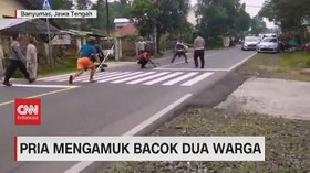 VIDEO: Pria Mengamuk Bacok 2 Warga di Banyumas