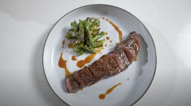 Resep Mudah Sajian Wagyu Mewah di Rumah Di rumah saja pun tetap bisa membuat Anda menikmati sajian mewah. Salah satunya yakni berkreasi masakan wagyu dengan resep dari Chef Arnold.