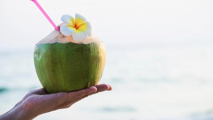 6 Manfaat Air Kelapa, Menyegarkan Sekaligus Baik Bagi Kesehatan