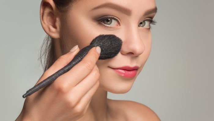Wajib Coba! Tips Memakai Makeup Anti Crack