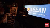 FOTO : Solidaritas untuk Rakyat Myanmar di Depan Gedung ASEAN Aksi solidaritas yang dilakukan massa dari Milk Tea Alliance Indonesia di depan Gedung ASEAN, Jumat (12/3), digelar dengan tertib dan khidmat.