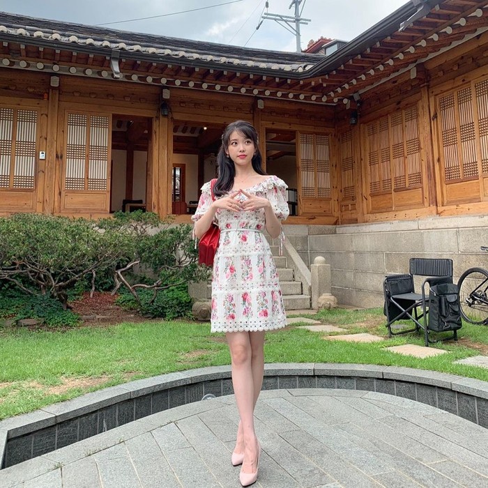 Tampil playfull dengan memakai mini dress bermotif floral cerah. Kamu juga bisa membawa mini bag untuk memberi kesan cute. Jangan lupa gunakan high heels seperti IU untuk memberika kesan lebih elegan. (Foto: Instagram.com/dlwrlma)
