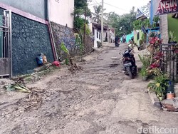 Wajah Jalan Rusak yang Diunggah Guru Eko Berujung Aparat Marah