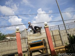 Akses Rumah Ditutup, Warga Ciledug Panjat Tembok 2 Meter