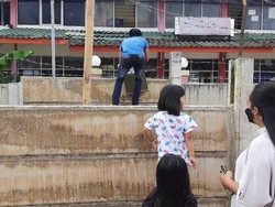 Warga Ciledug Ngaku Diancam Gegara Ada Tembok Penutup Akses Rumahnya Roboh
