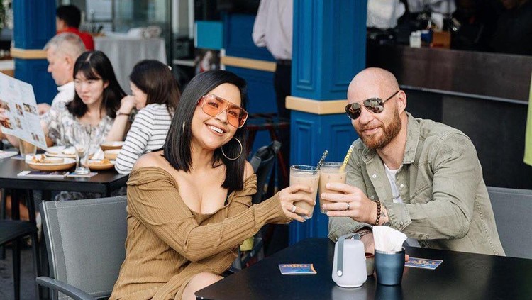 Momen Romantis Melaney Ricardo dan Tyson saat Ngopi Bareng