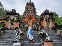 Jelang Nyepi, Pura Luhur Dwijawarsa Kota Malang Disemprot Disinfektan