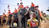 FOTO: Doa dan Penghormatan di Hari Gajah Nasional Thailand Gajah menjadi bagian dari sejarah Thailand. Setiap 13 Maret warga setempat memperingati Hari Gajah Nasional Thailand.