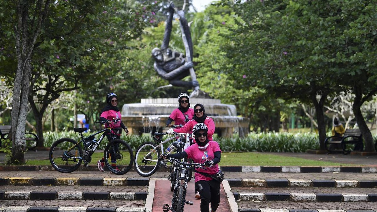 FOTO: Ragunan Kembali Dibuka, Warga Luar Jakarta Bisa Datang