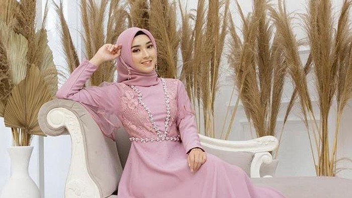 Update! Ini 5 Inspirasi Dress Hijab untuk Lamaran, Stunning dan Kekinian Update! Ini 5 Inspirasi Dress Hijab untuk Lamaran, Stunning dan Kekinian