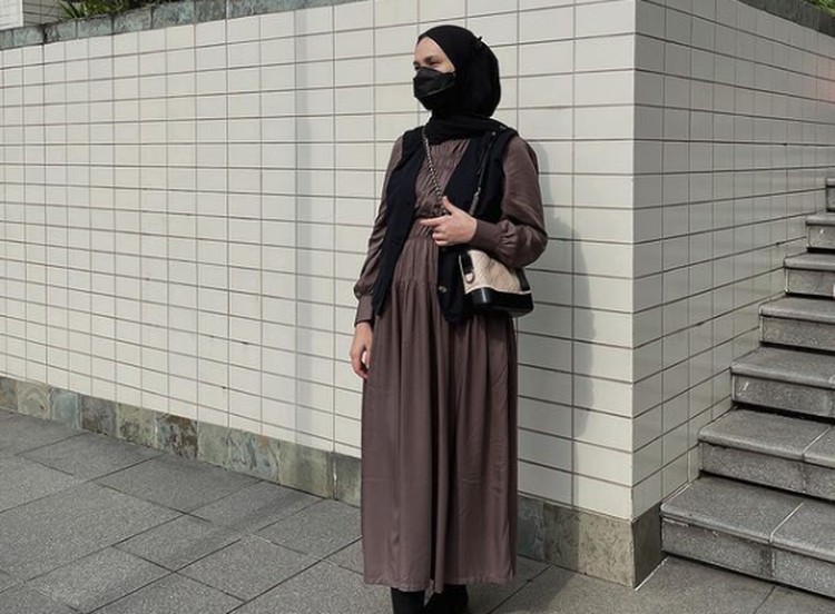 INSPIRASI OOTD IBU HAMIL LAINNYA Apa Bunda yang sedang hamil masih harus ke kantor? Berikut inspirasi OOTD ibu hamil berhijab yang stylish untuk ke kantor. Simak selengkapnya yuk, Bunda.