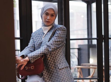 7 Inspirasi OOTD Ibu Hamil Berhijab yang Stylish untuk ke Kantor, Contek Bun!
