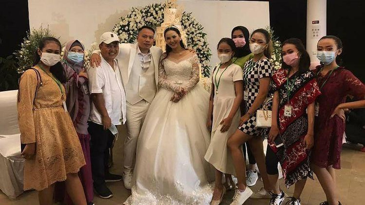 Setelah lika-liku perjalanan cinta yang rumit&comma; akhirnya Vicky dan Kalina menikah&period; Berikut potret kebahagiaan Vicky dan Kalina