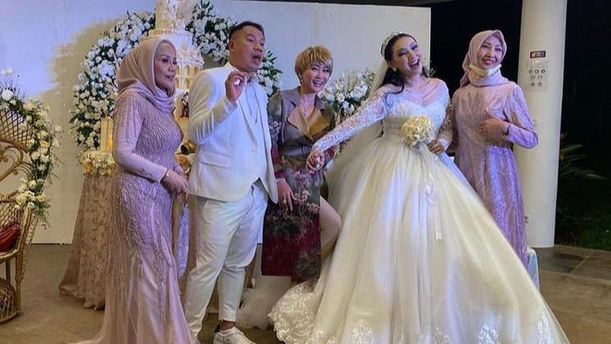 Setelah lika-liku perjalanan cinta yang rumit&comma; akhirnya Vicky dan Kalina menikah&period; Berikut potret kebahagiaan Vicky dan Kalina