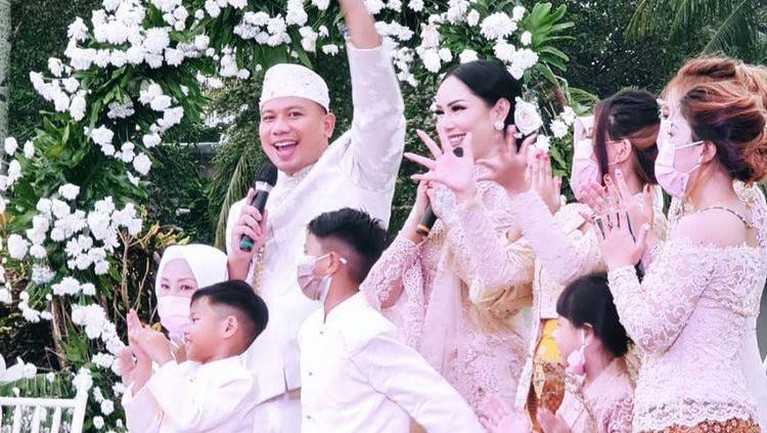 Setelah lika-liku perjalanan cinta yang rumit, akhirnya Vicky dan Kalina menikah. Berikut potret kebahagiaan Vicky dan Kalina
