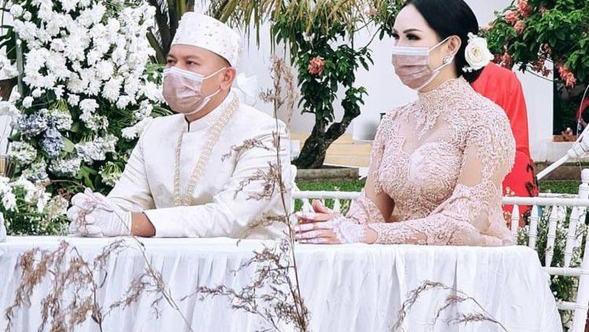 Setelah lika-liku perjalanan cinta yang rumit&comma; akhirnya Vicky dan Kalina menikah&period; Berikut potret kebahagiaan Vicky dan Kalina