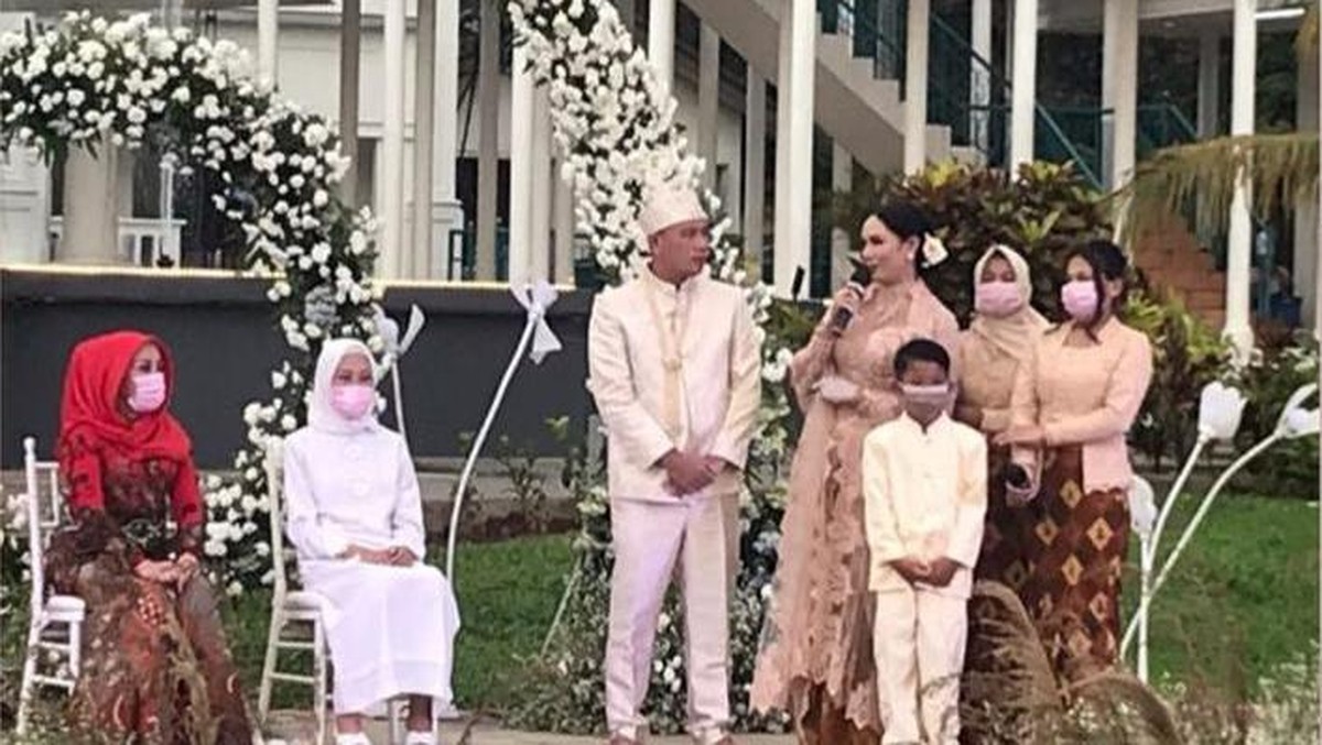 Setelah lika-liku perjalanan cinta yang rumit&comma; akhirnya Vicky dan Kalina menikah&period; Berikut potret kebahagiaan Vicky dan Kalina