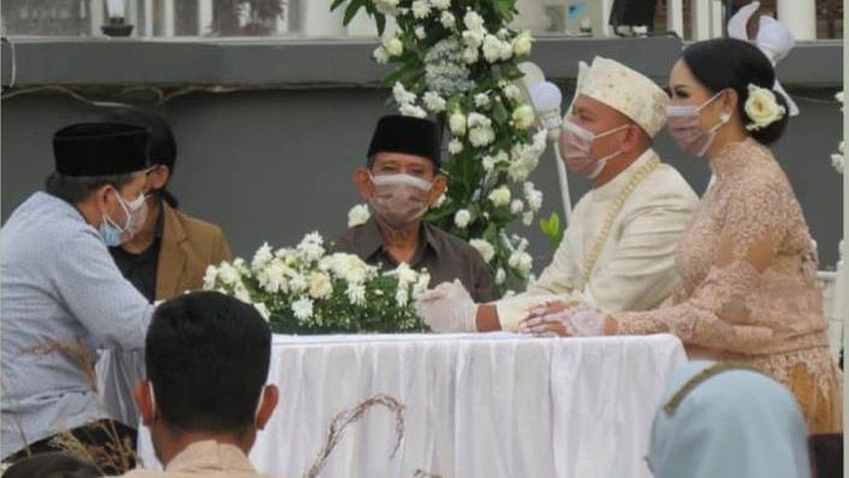 Setelah lika-liku perjalanan cinta yang rumit&comma; akhirnya Vicky dan Kalina menikah&period; Berikut potret kebahagiaan Vicky dan Kalina