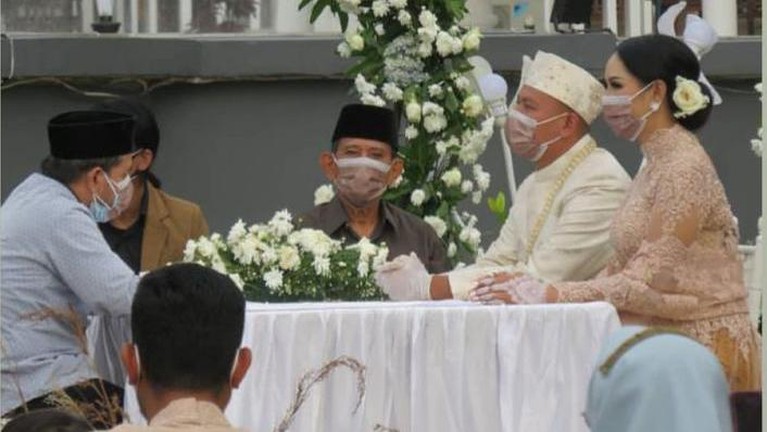 Akhirnya Menikah, Berikut Potret Kebahagiaan Vicky dan Kalina Setelah lika-liku perjalanan cinta yang rumit, akhirnya Vicky dan Kalina menikah. Berikut potret kebahagiaan Vicky dan Kalina