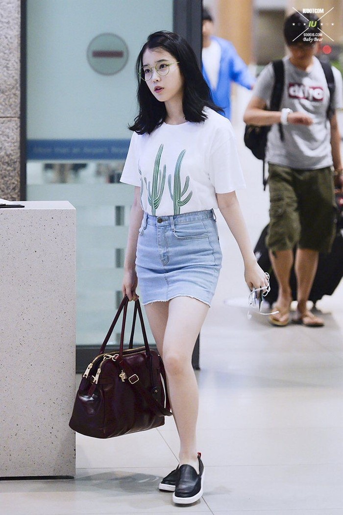 Tampil manis dengan gaya casual? Kamu bisa tiru style ala IU satu ini. Gunakan graphic t-shirt berwarna putih dan padukan dengan denim mini skirt. Gunakan juga slip on untuk memberikan tampilan casual tapi kece! (Foto:Twitter.com/Jsoofobic)