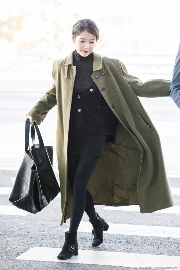 Jika kamu suka balutan pakaian serba hitam, coba gabungkan long blazzer warna coklat atau cream dengan legging serta gunakan ankle boots sebagai alas kaki agar kamu tetap terlihat stylish! Jangan lupa lengkapi dengan hand bag favorit kamu ya! (Foto: Twitter.com/jigeumaaena)