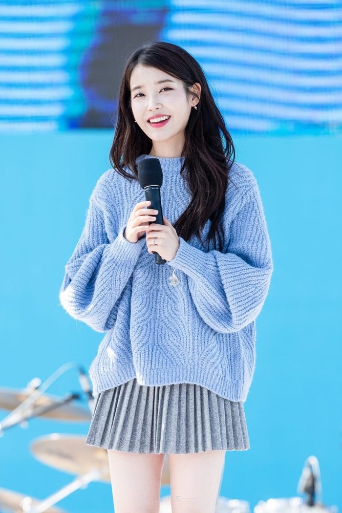 Style oversize juga bisa bikin kamu terlihat imut lho. Cobalah untuk memadukan atasan sweater atau hoodie longgar dengan mini skirt. Gunakan warna-warna yang cerah dan penampilan kamu pastinya terlihat young and fresh! (Foto: Pinterest.com/wacoca)