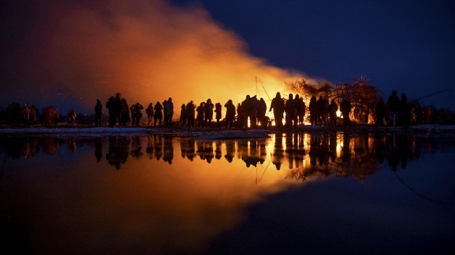 FOTO: Festival di Rusia Dirayakan dengan Bakar Kastil Corona