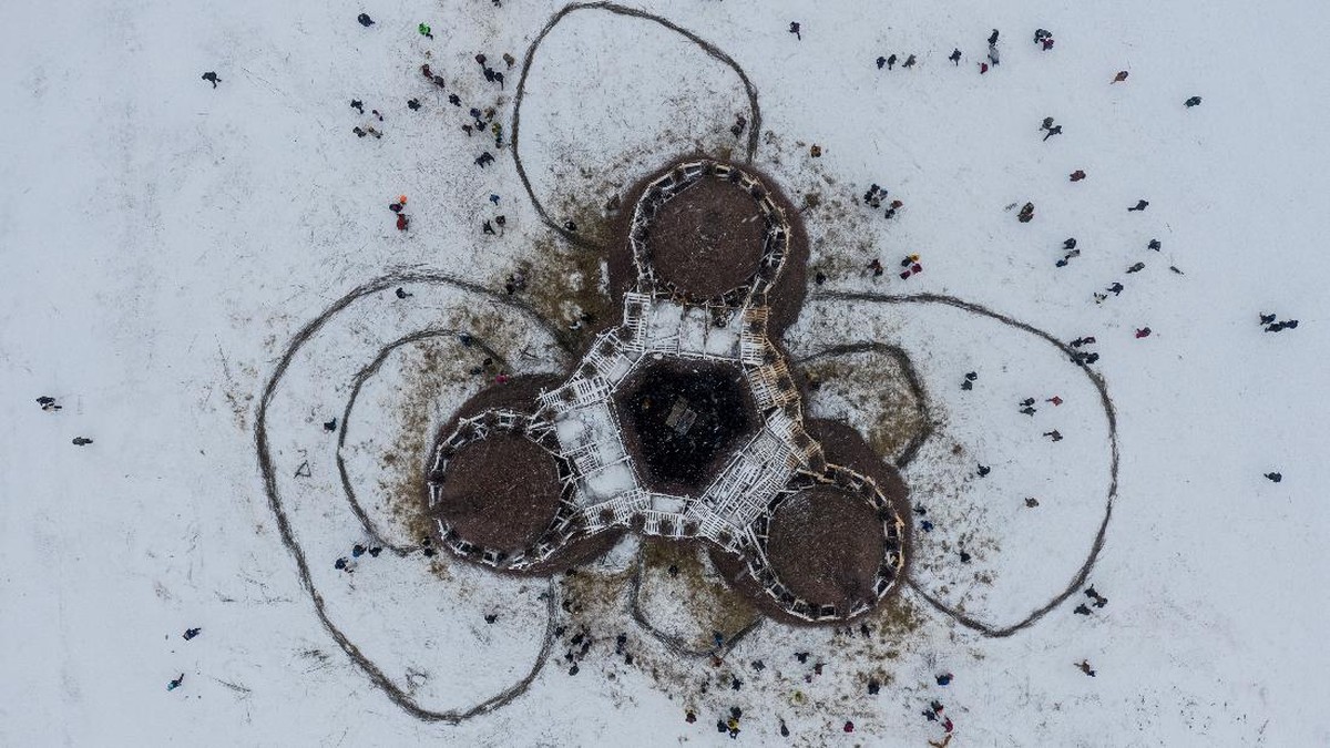 FOTO: Festival di Rusia Dirayakan dengan Bakar Kastil Corona