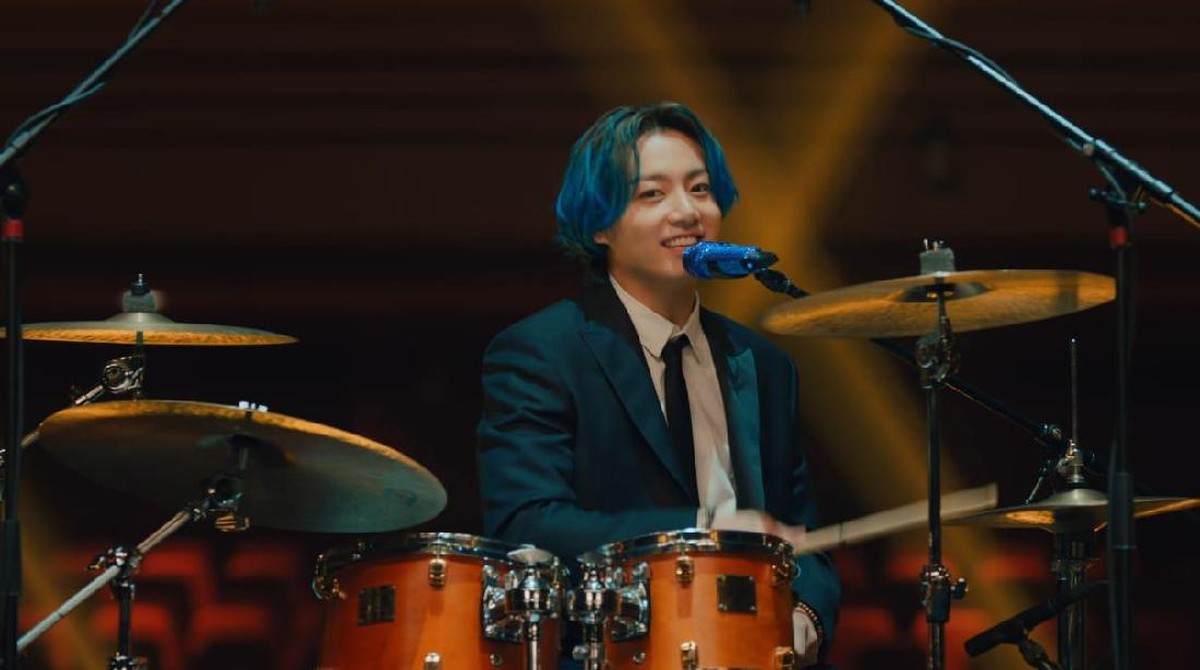 Berikut potret kecenya Jungkook BTS saat bermain drum di Musicares Grammy yang bikin netizen heboh&period;