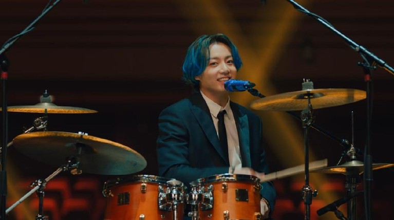 Kecenya Jjungkook BTS Saat Bermain Drum di Musicares Grammy Berikut potret kecenya Jungkook BTS saat bermain drum di Musicares Grammy yang bikin netizen heboh.