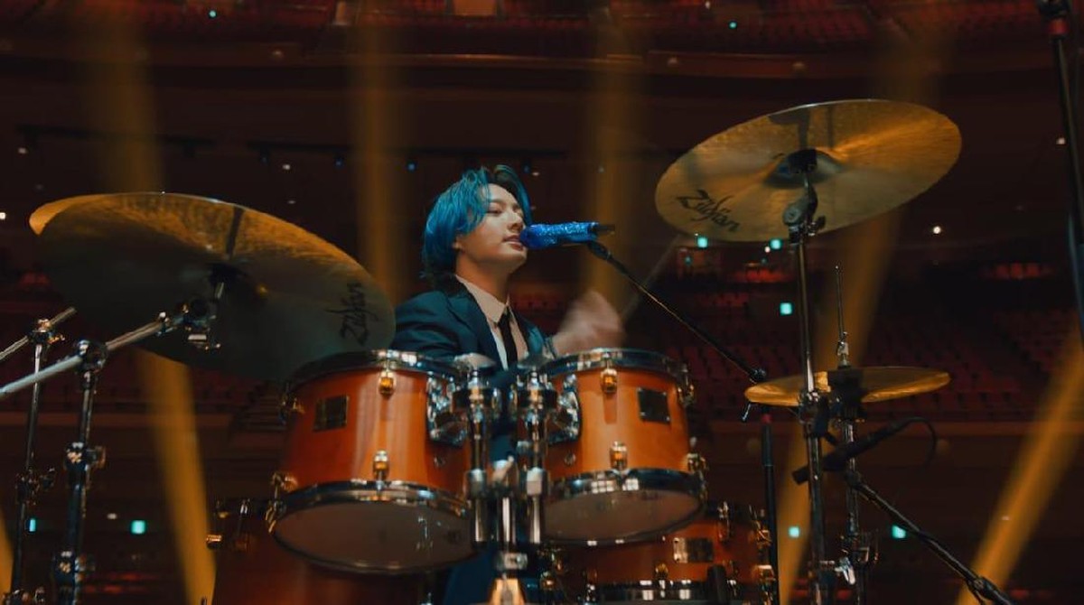 Berikut potret kecenya Jungkook BTS saat bermain drum di Musicares Grammy yang bikin netizen heboh&period;