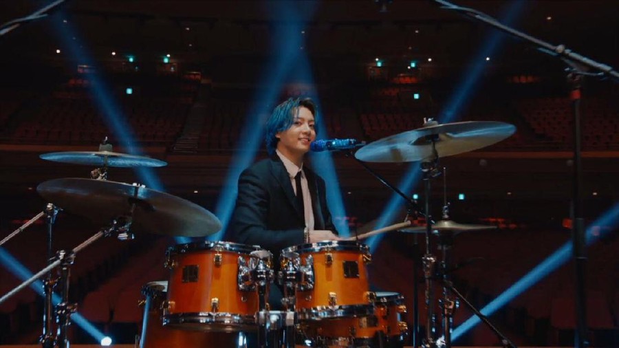 Berikut potret kecenya Jungkook BTS saat bermain drum di Musicares Grammy yang bikin netizen heboh.