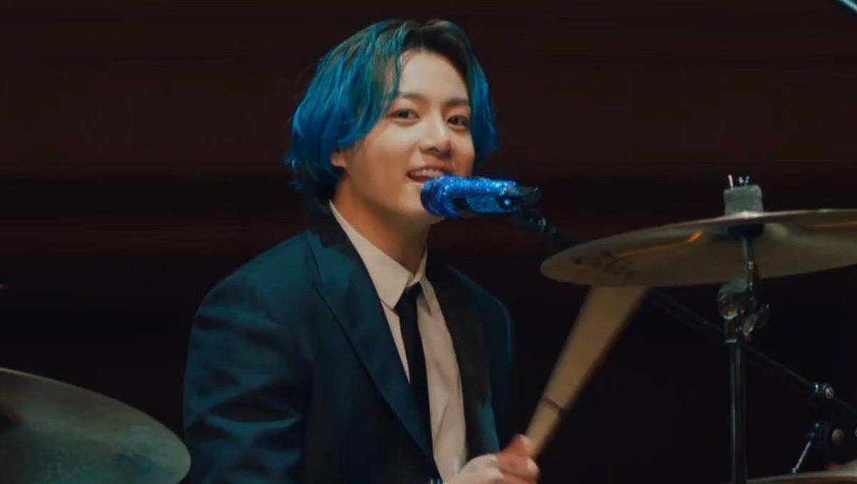 Berikut potret kecenya Jungkook BTS saat bermain drum di Musicares Grammy yang bikin netizen heboh&period;